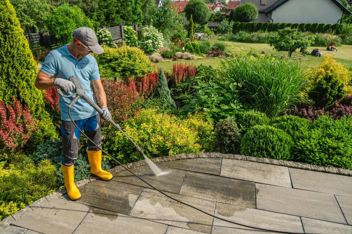 Steinreinigung im Garten mit Hochdruckreiniger